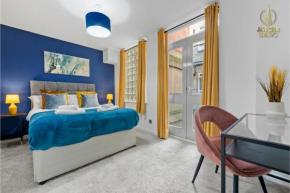 2 Bedroom Greek Street Apartment - Sleeps up to 6